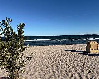 Ein historisches Gebäude mit bunten Flaggen und blauem Himmel.